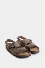 Sandalias-planas-de-cuero