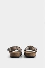 Sandalias-planas-de-cuero