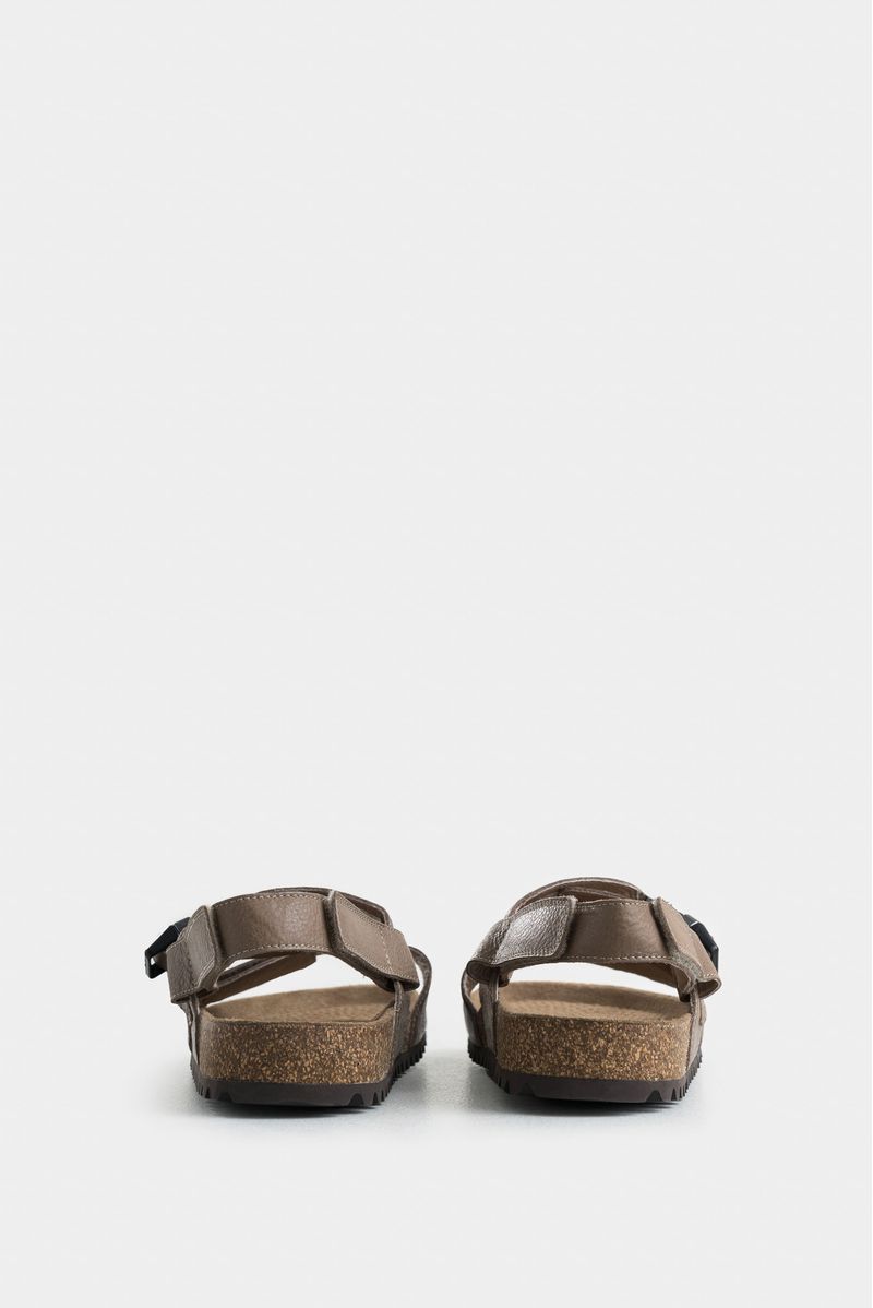 Sandalias-planas-de-cuero