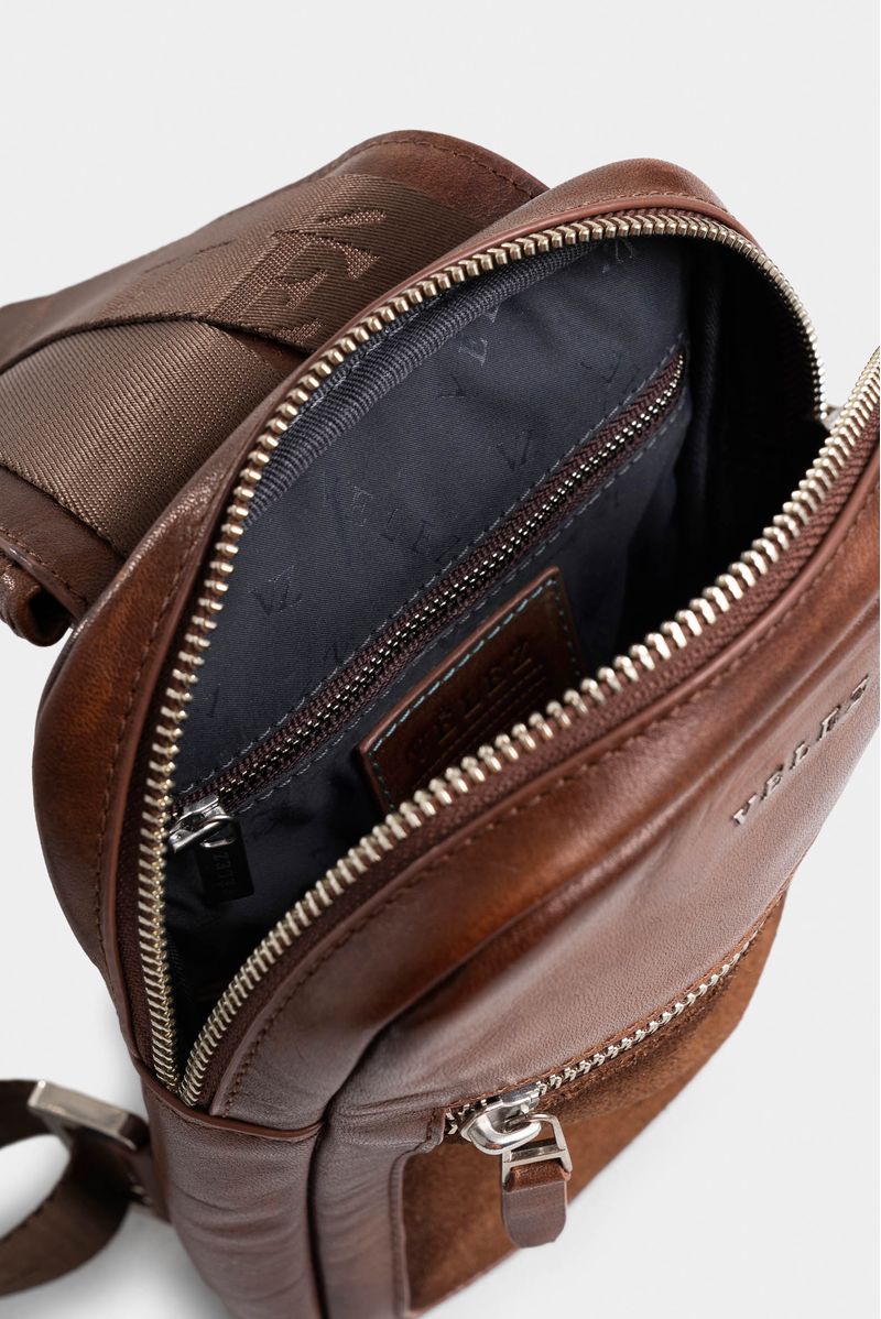 Bolso-manos-libres-de-cuero