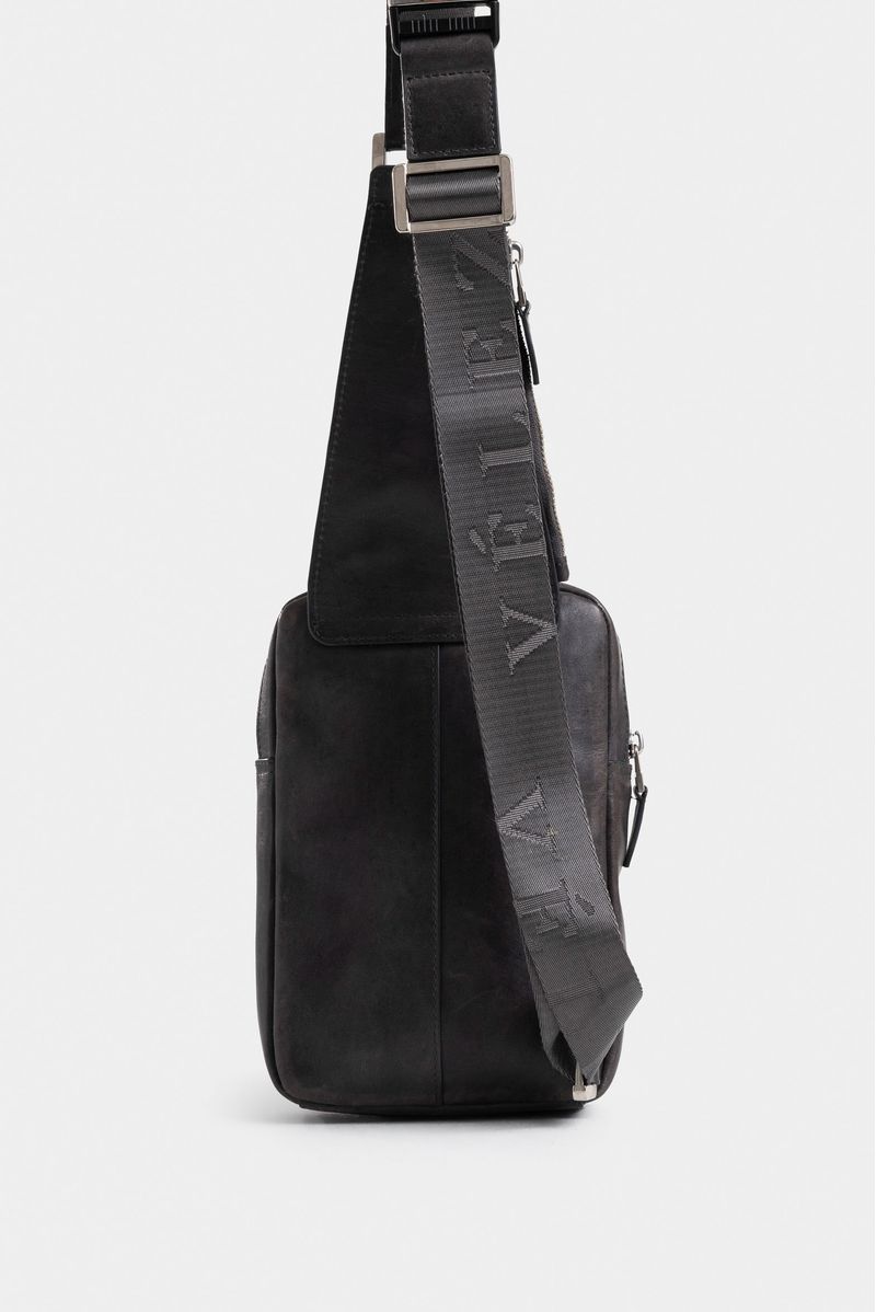 Bolso-manos-libres-de-cuero