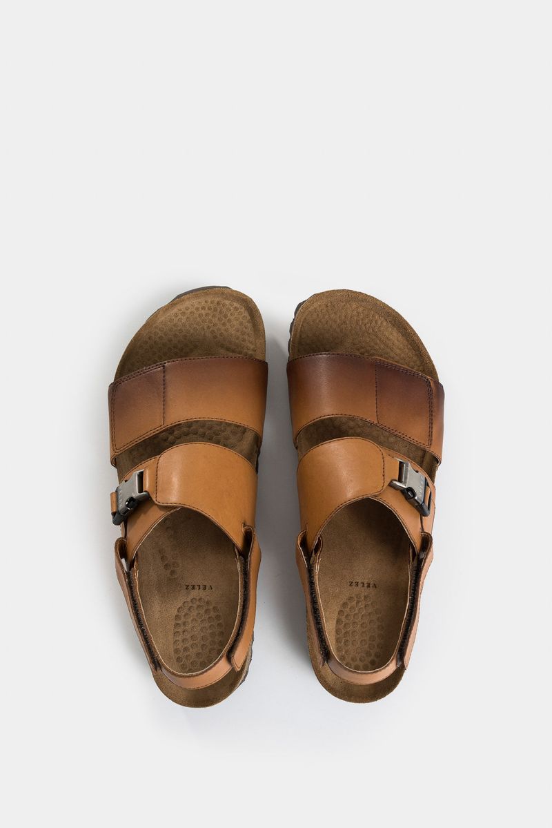 Sandalias-planas-de-cuero