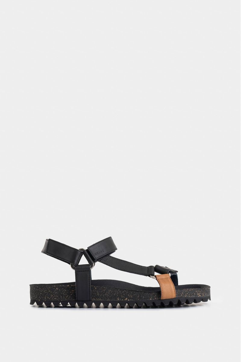 Sandalias-planas-de-cuero