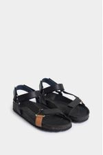 Sandalias-planas-de-cuero