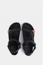 Sandalias-planas-de-cuero