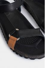 Sandalias-planas-de-cuero