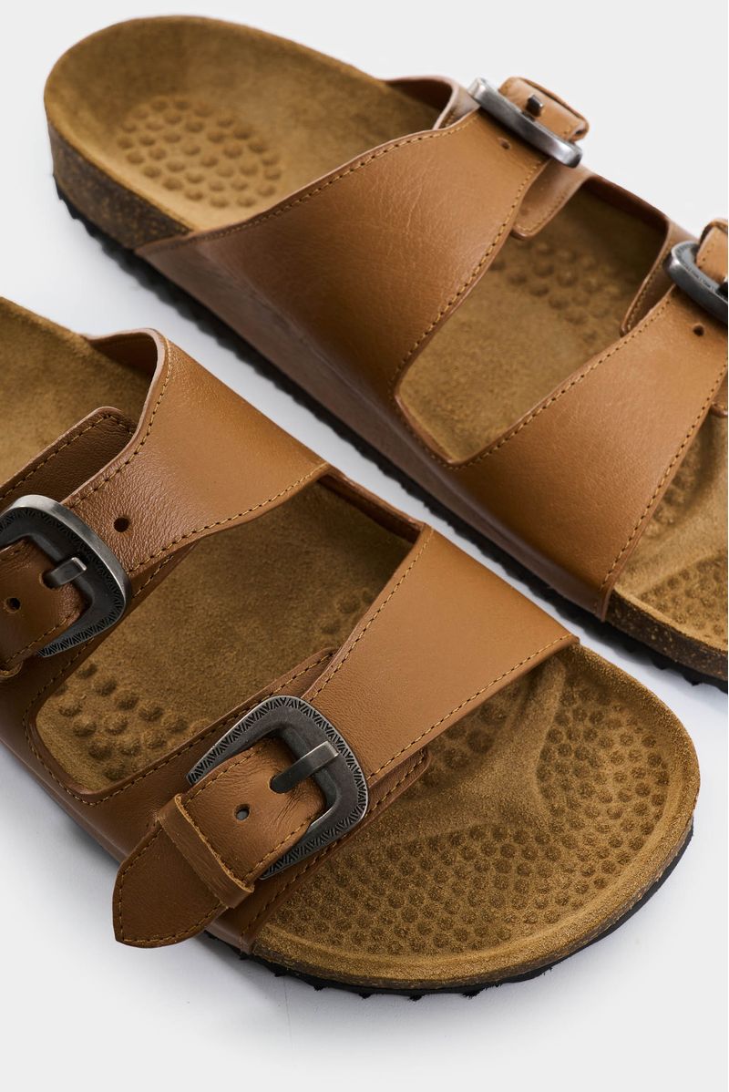 Sandalias-planas-de-cuero