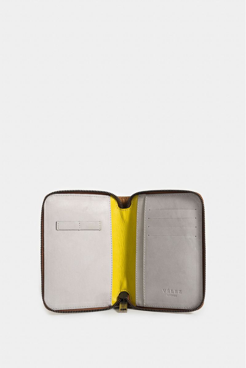 Porta-pasaporte-de-cuero