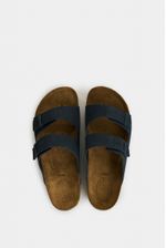 Sandalias-planas-de-cuero