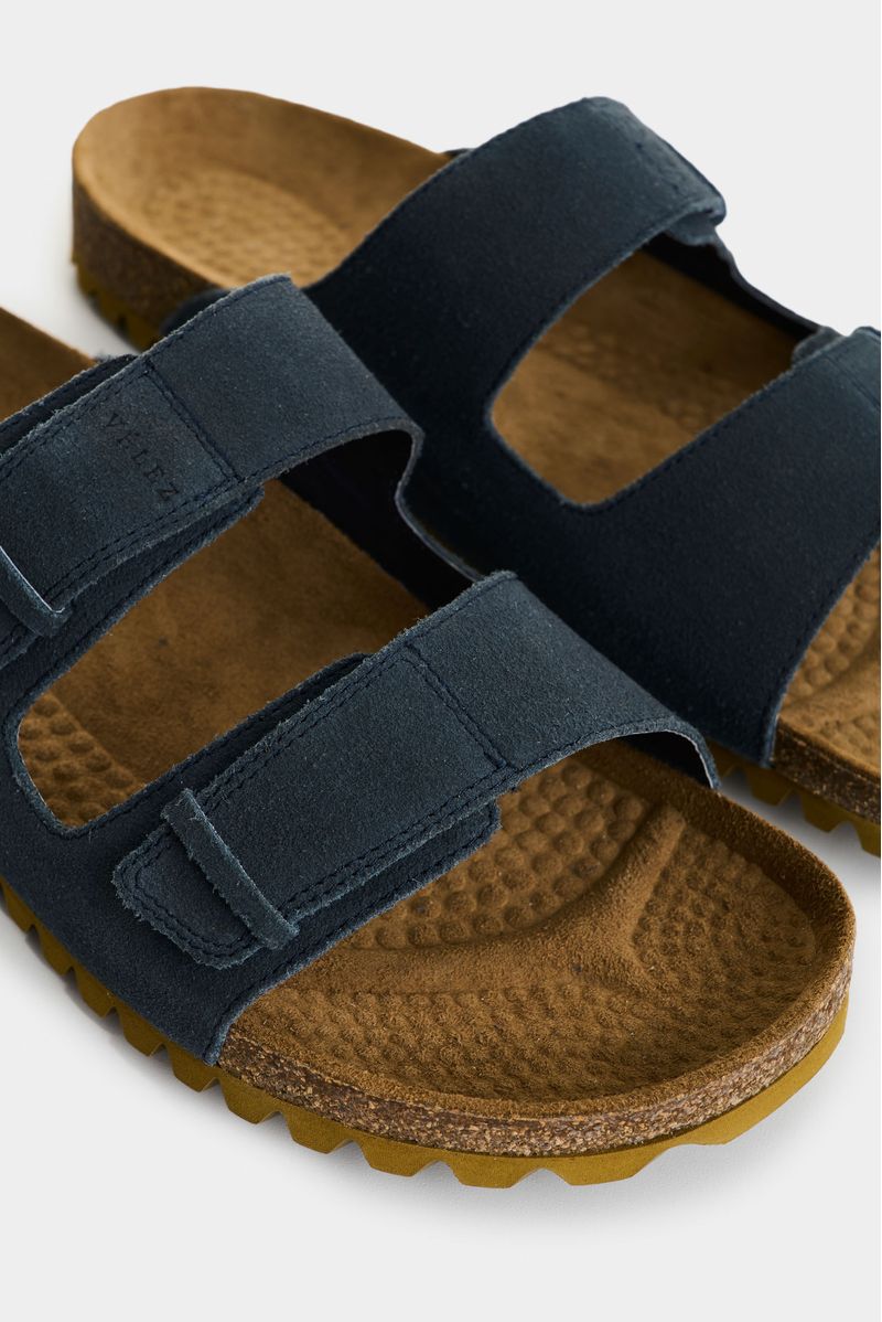 Sandalias-planas-de-cuero