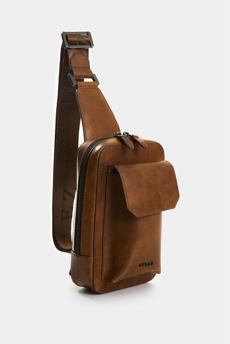 Bolso-manos-libres-de-cuero