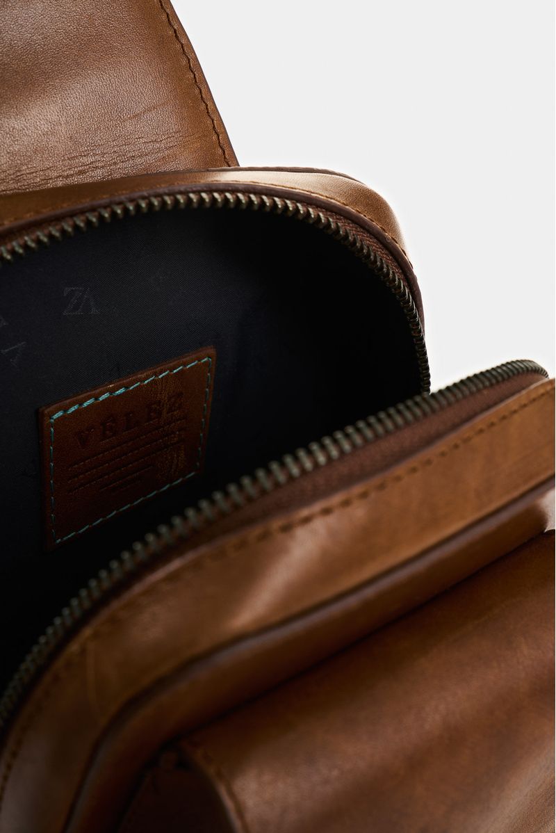 Bolso-manos-libres-de-cuero