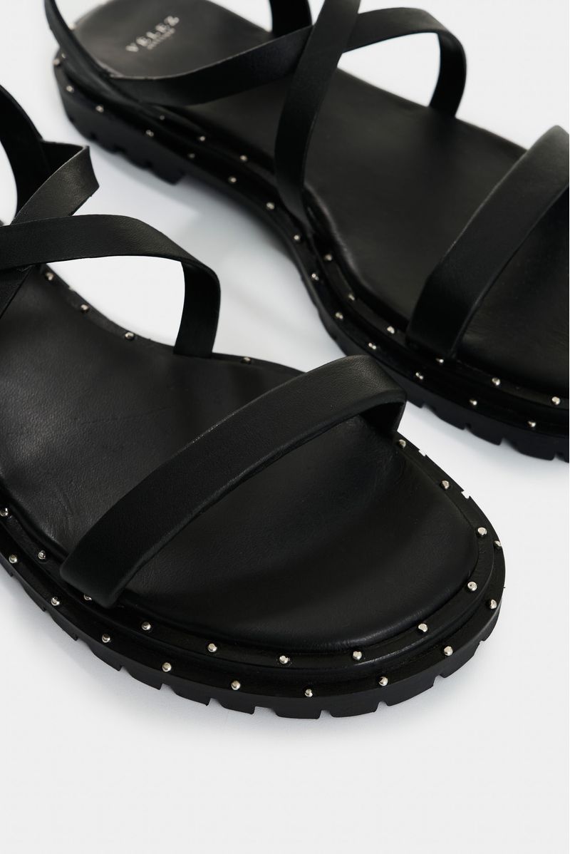 Sandalias-planas-de-cuero