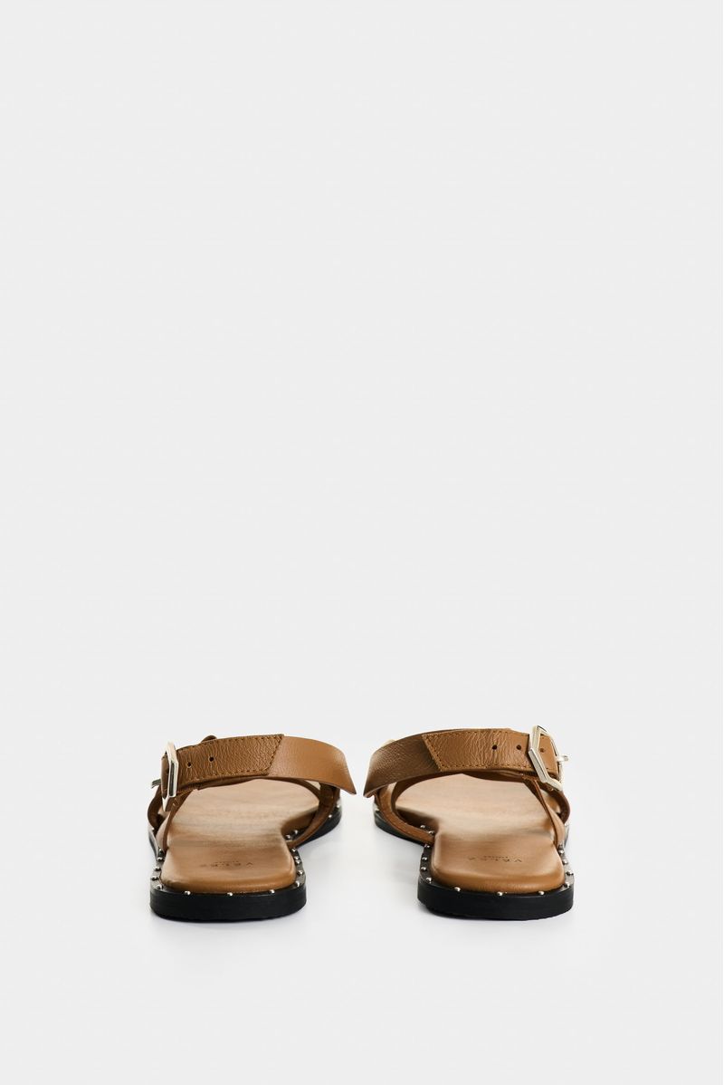 Sandalias-planas-de-cuero