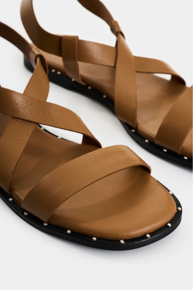Sandalias-planas-de-cuero