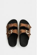 Sandalias-planas-de-cuero