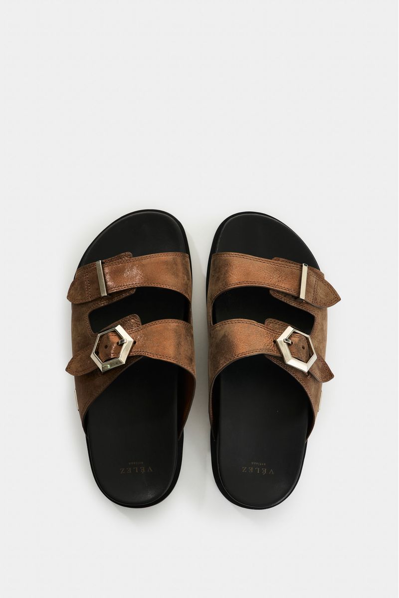 Sandalias-planas-de-cuero