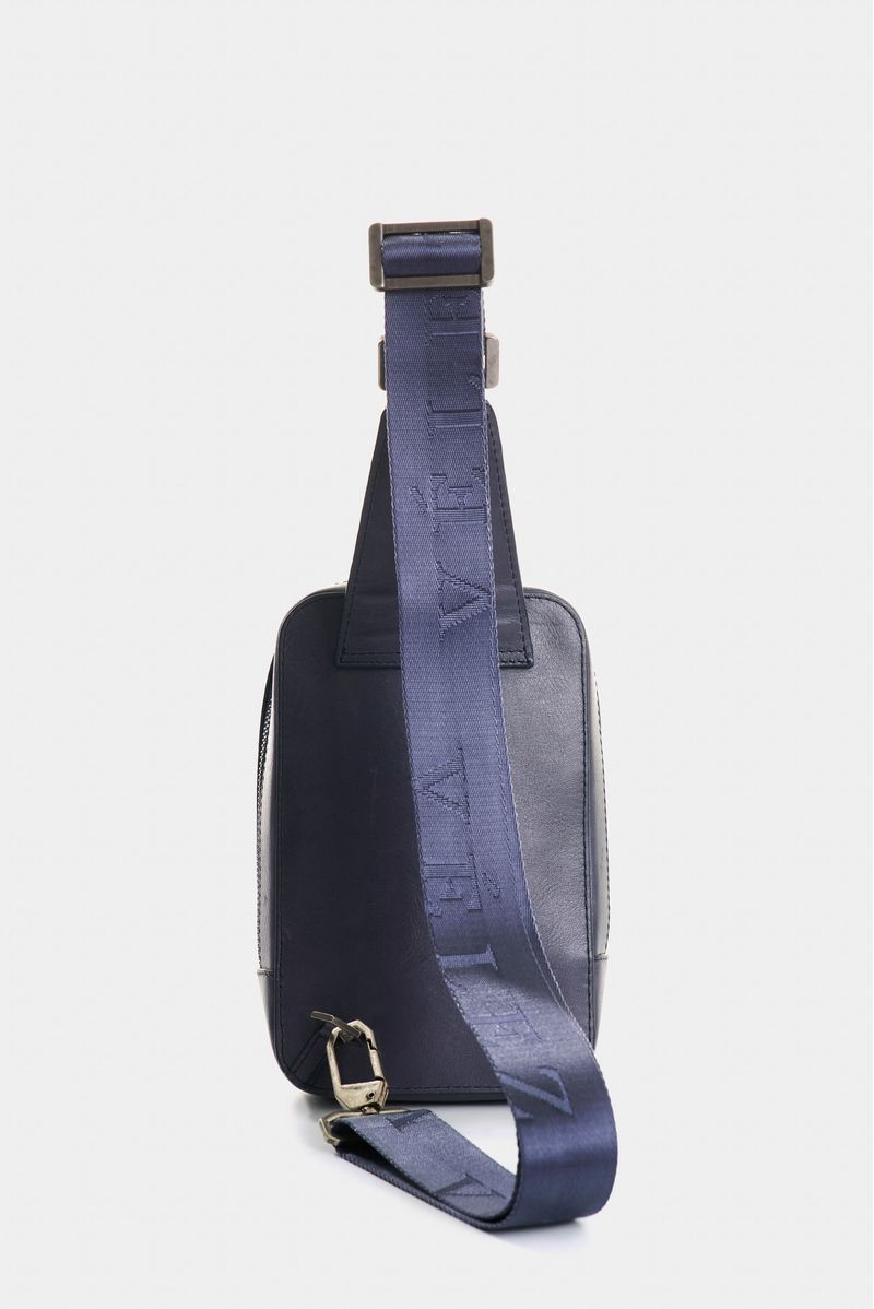 Bolso-manos-libres-de-cuero