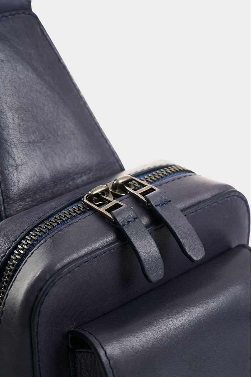 Bolso-manos-libres-de-cuero