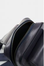 Bolso-manos-libres-de-cuero