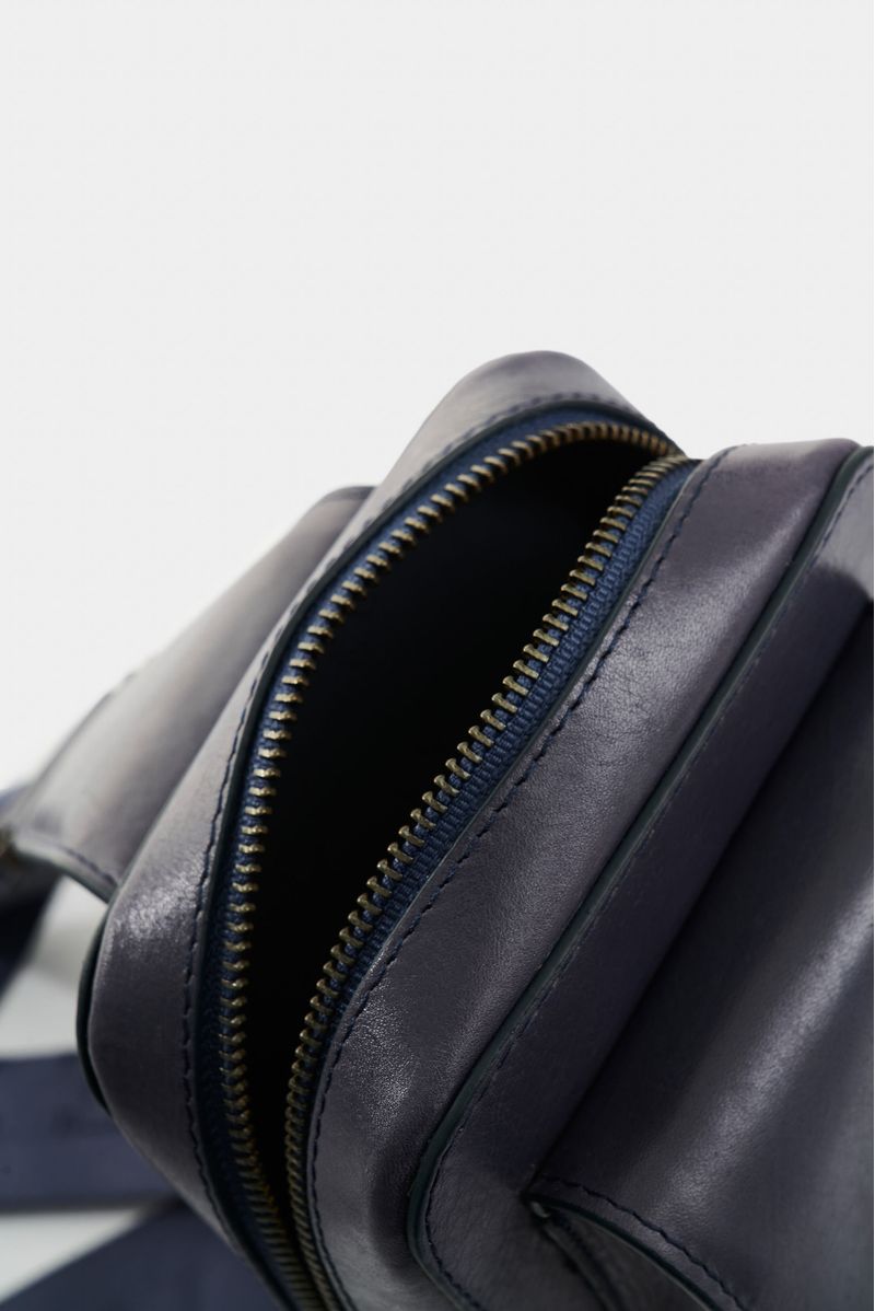 Bolso-manos-libres-de-cuero